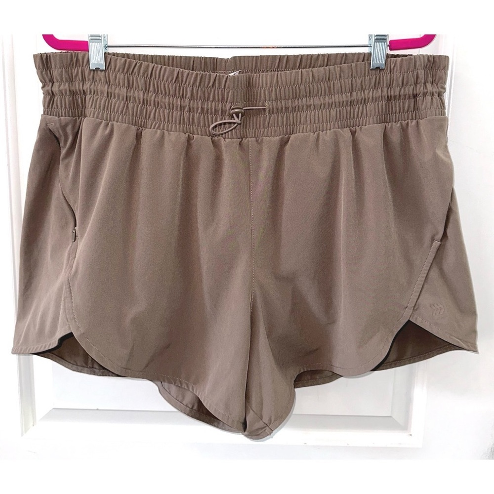 Women’s All in Motion flex woven high rise shorts - Picture 2 of 4